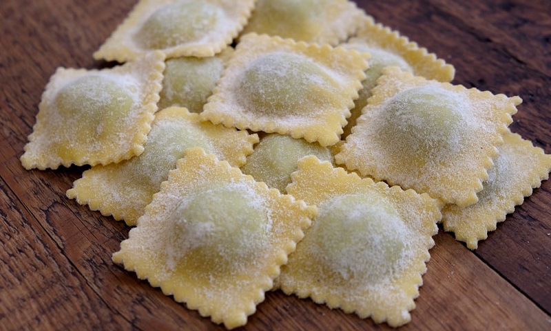 Ravioli fresco polvilhado com semolina
