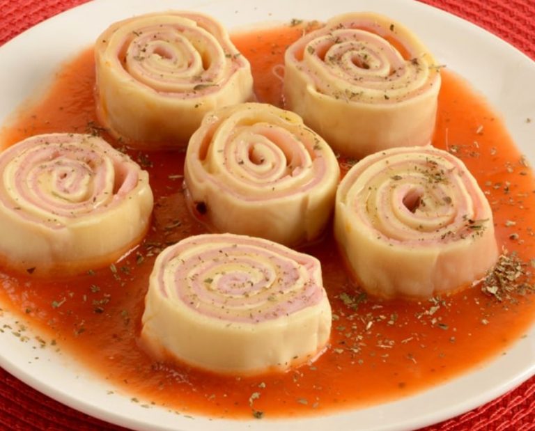 Rondelli banhado em molho de tomate